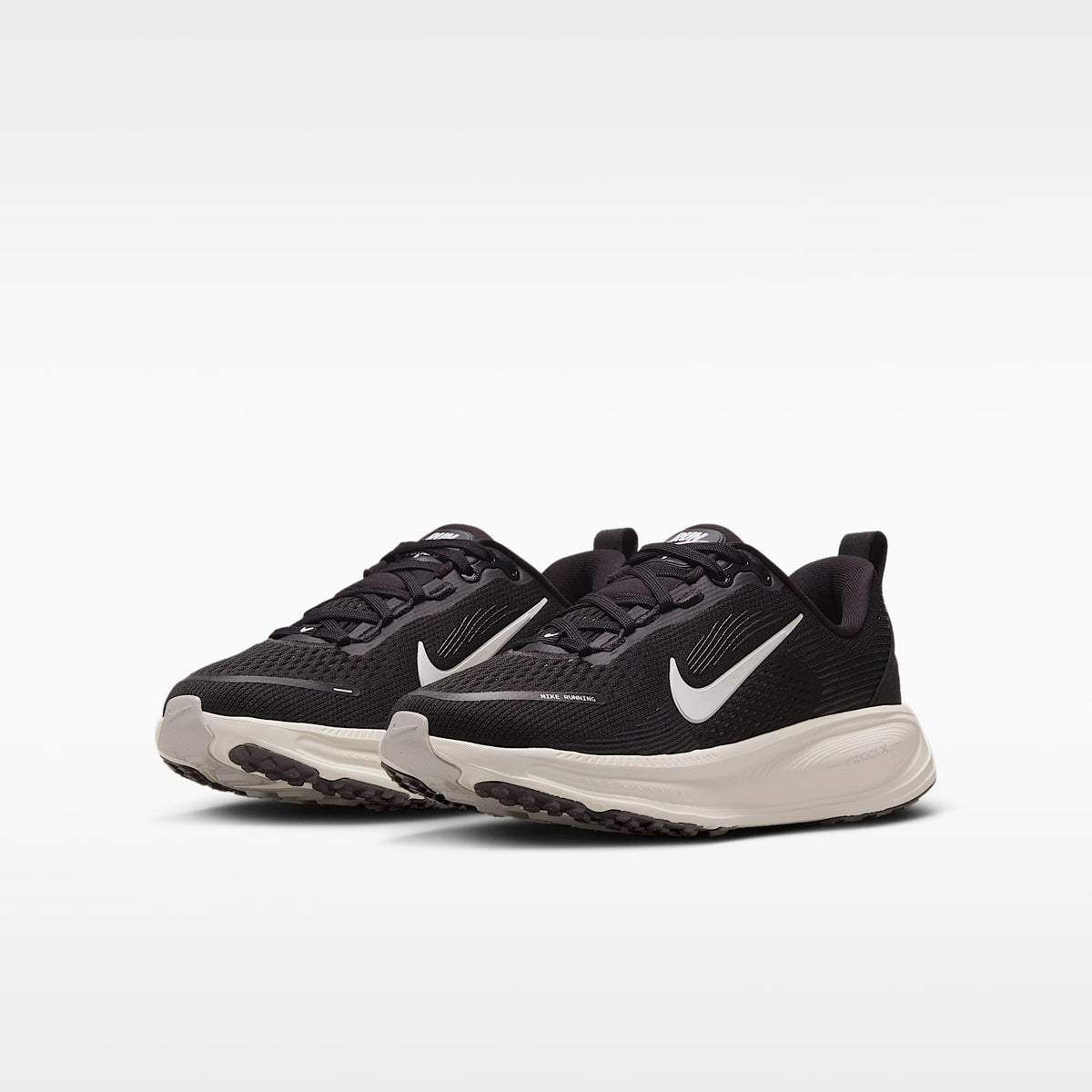 Nike Vomero 18 – Negro/Leche de coco/Mena de hierro/Blanco cumbre – vista 5
