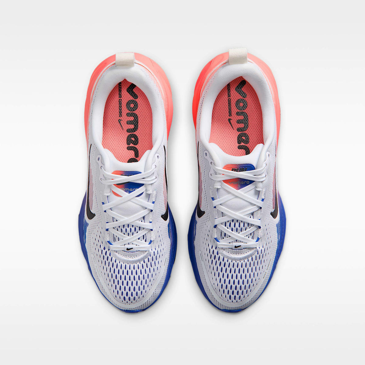 Nike Vomero 18 – Blanco/Azul carrera/Rosa atómico/Negro – vista 4