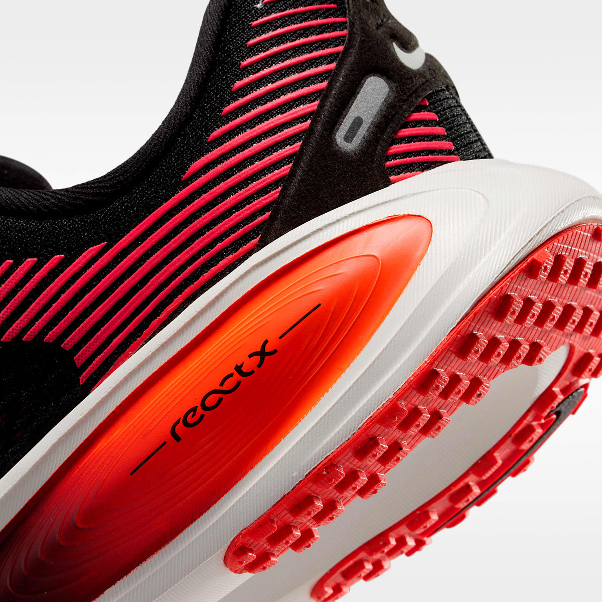 Nike Vomero 18 – Negro/Carmesí brillante/Rojo team/Blanco cumbre – vista 8