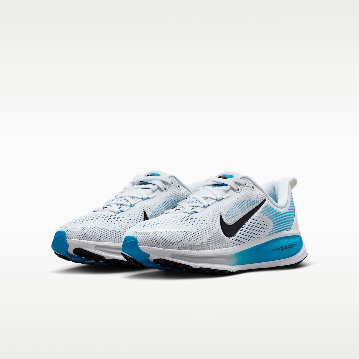 Nike Vomero 18 – Blanco/Negro/Platino puro/Azul héroe – vista 5
