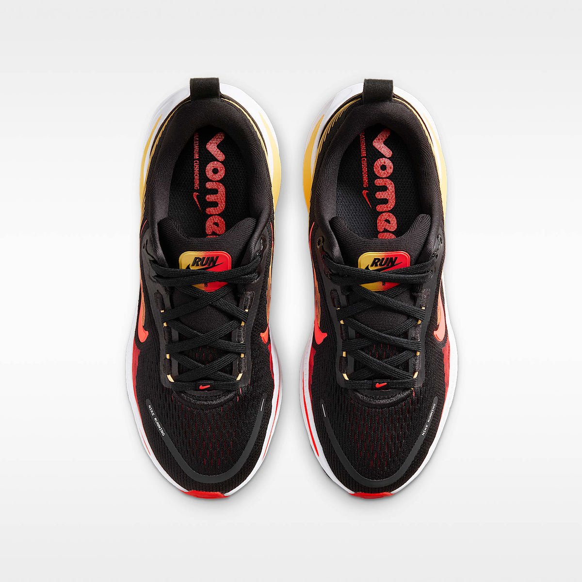 Nike Vomero 18 – Negro/Carmesí claro/Oro topacio/Carmesí brillante – vista 4