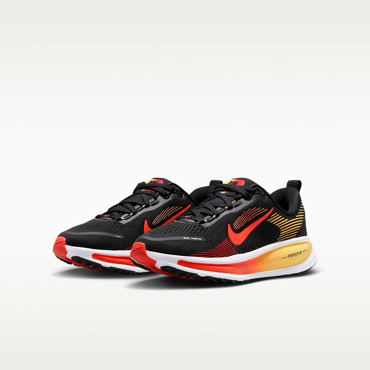 Nike Vomero 18 – Negro/Carmesí claro/Oro topacio/Carmesí brillante – vista 5