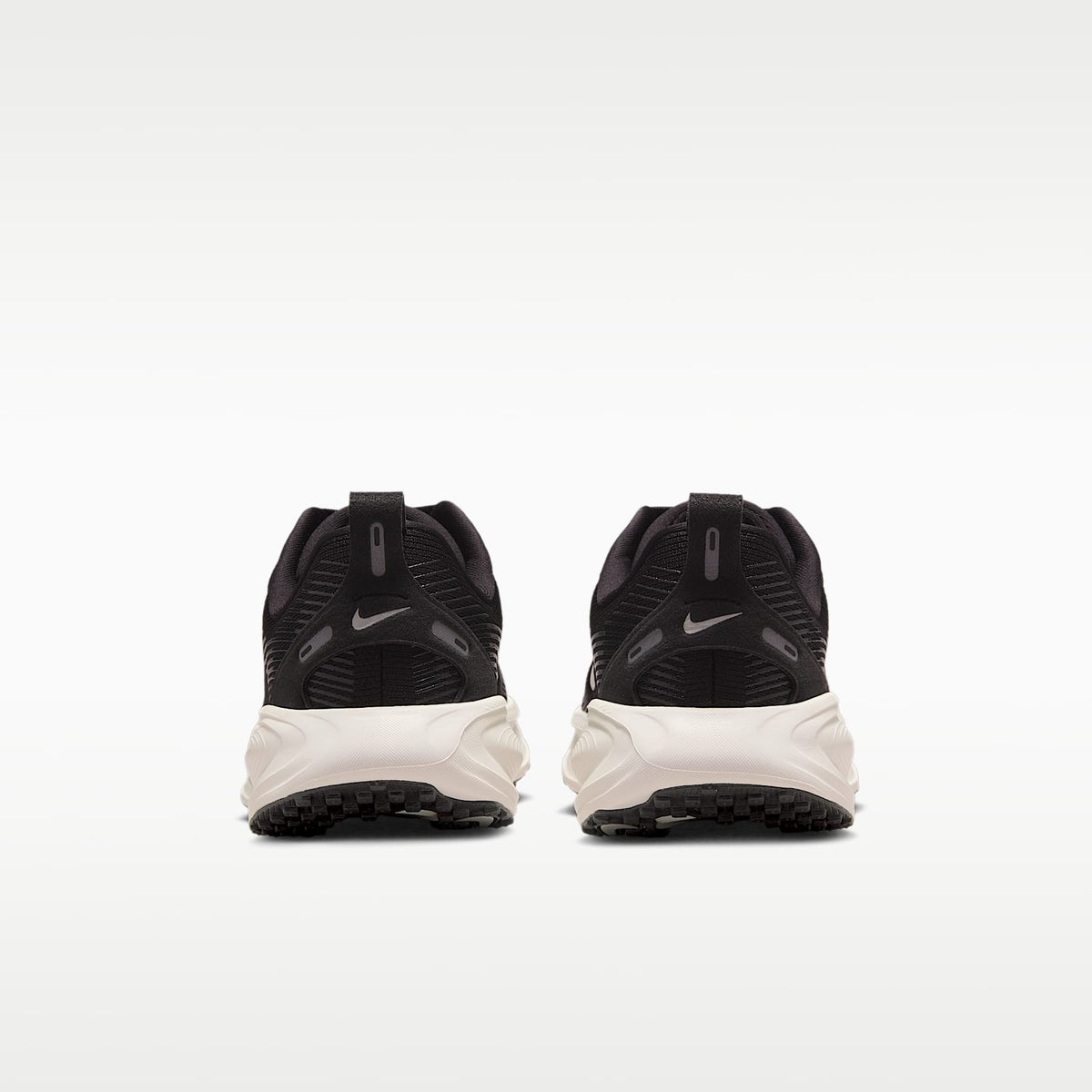 Nike Vomero 18 – Negro/Leche de coco/Mena de hierro/Blanco cumbre – vista 6