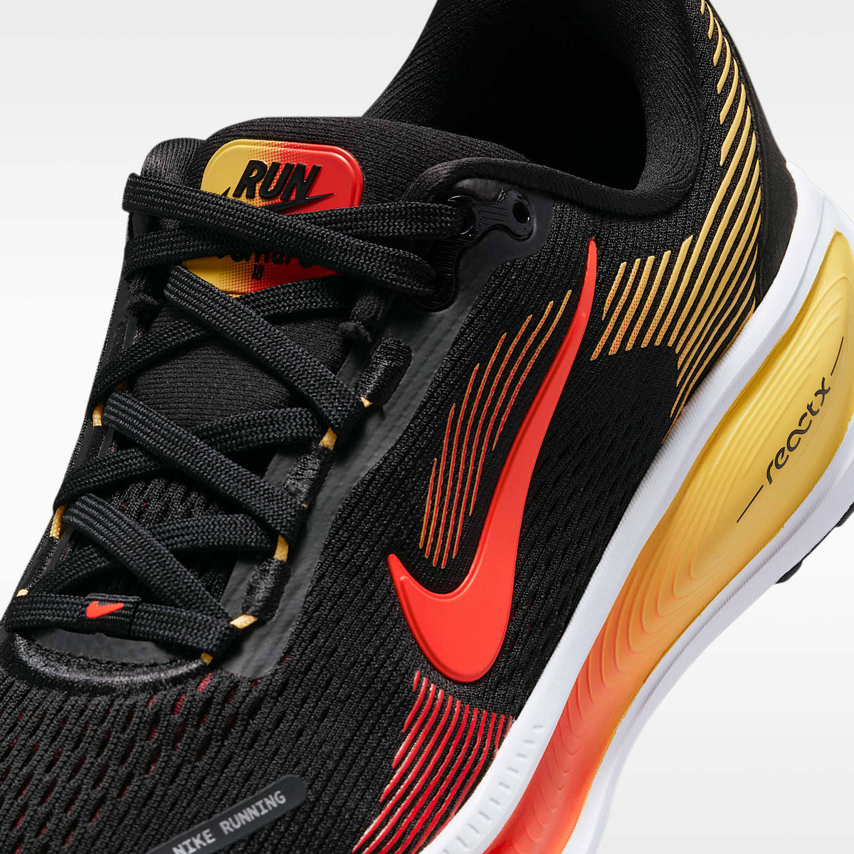 Nike Vomero 18 – Negro/Carmesí claro/Oro topacio/Carmesí brillante – vista 7
