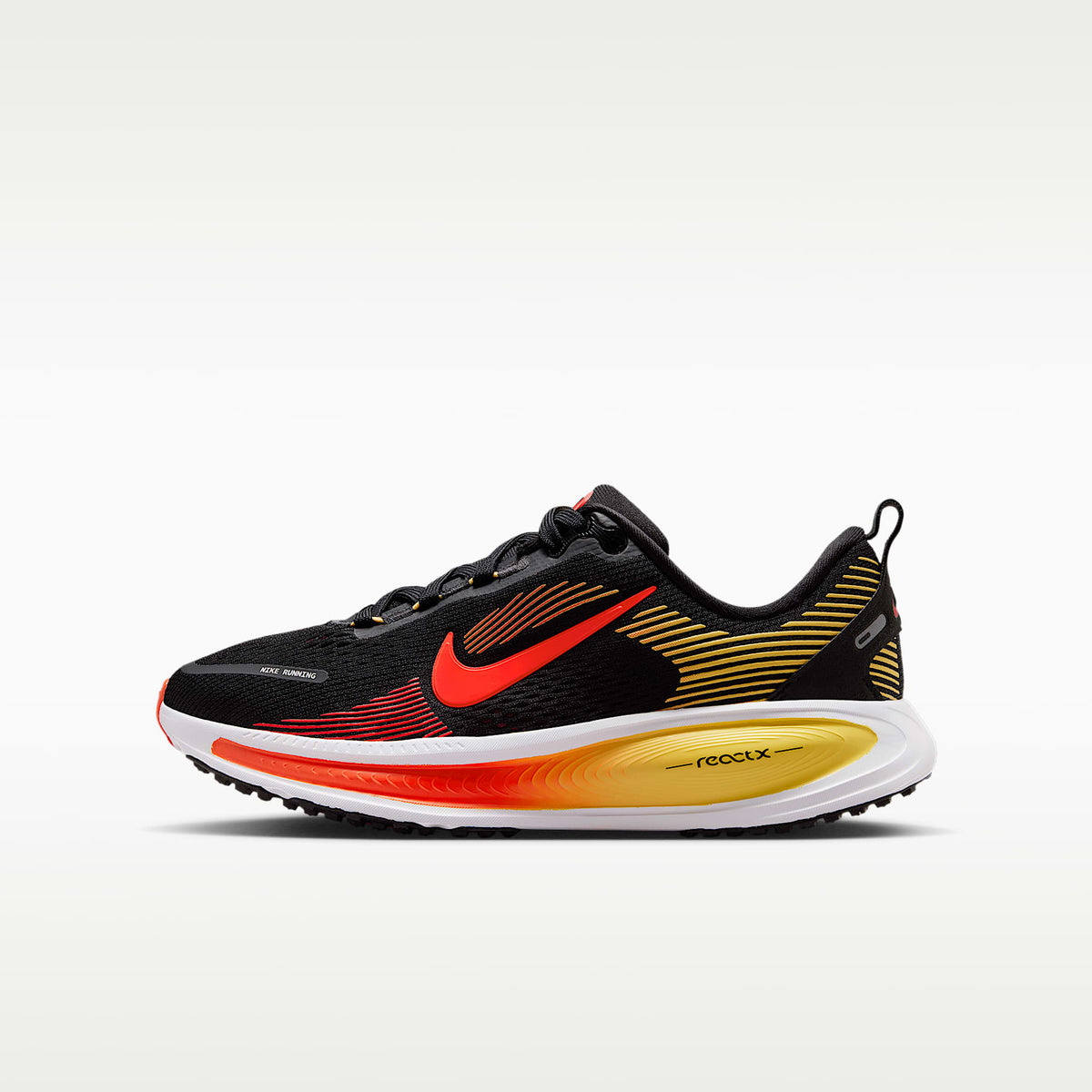 Nike Vomero 18 – Negro/Carmesí claro/Oro topacio/Carmesí brillante – vista 1