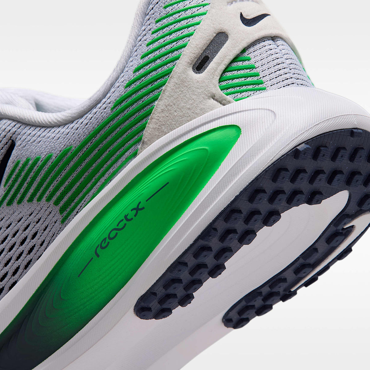 Nike Vomero 18 – Blanco/Verde chispa/Azul marino medianoche – vista 8