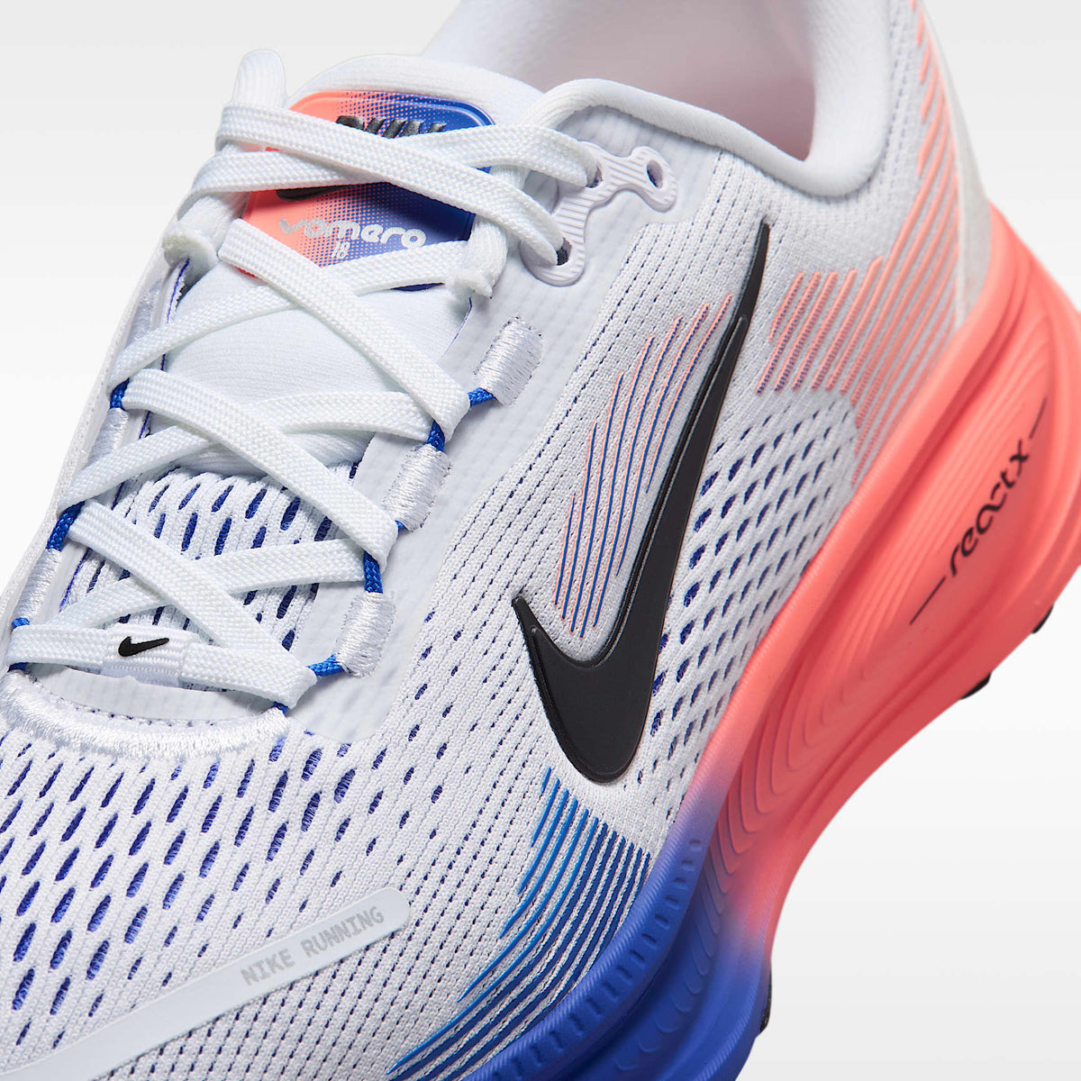 Nike Vomero 18 – Blanco/Azul carrera/Rosa atómico/Negro – vista 7