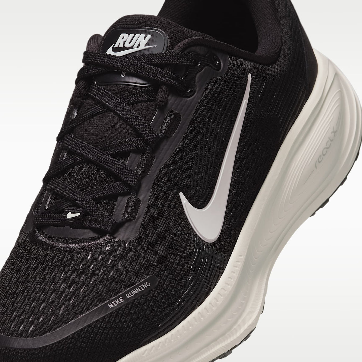 Nike Vomero 18 – Negro/Leche de coco/Mena de hierro/Blanco cumbre – vista 7