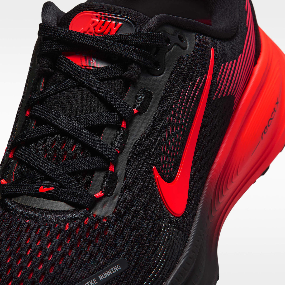 Nike Vomero 18 – Negro/Rojo universitario/Antracita/Carmesí brillante – vista 7