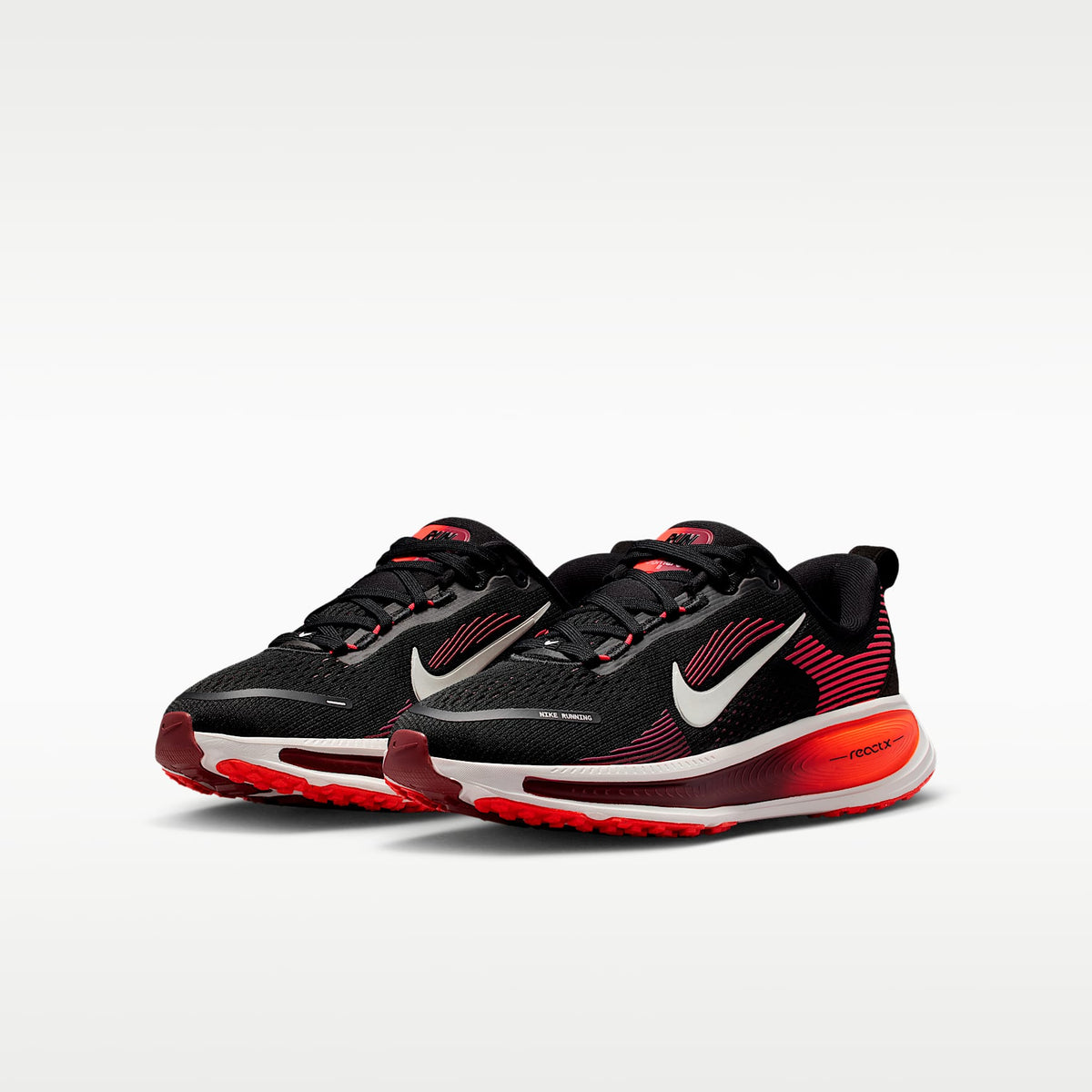 Nike Vomero 18 – Negro/Carmesí brillante/Rojo team/Blanco cumbre – vista 5