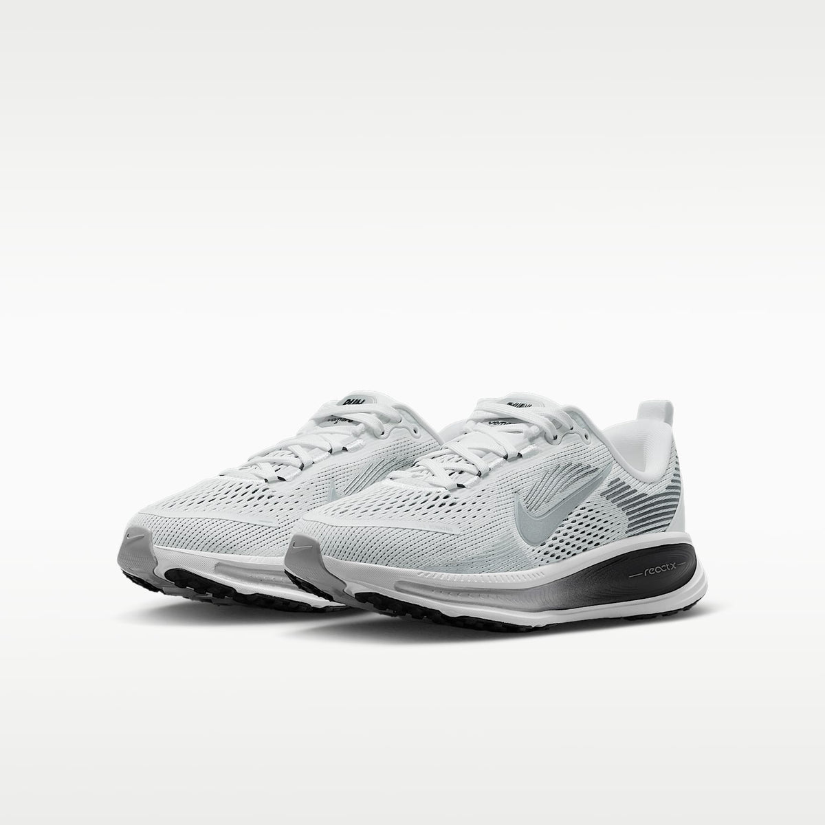 Nike Vomero 18 – Blanco cumbre/Negro/Blanco cáscara de huevo/Plata metalizado – vista 5