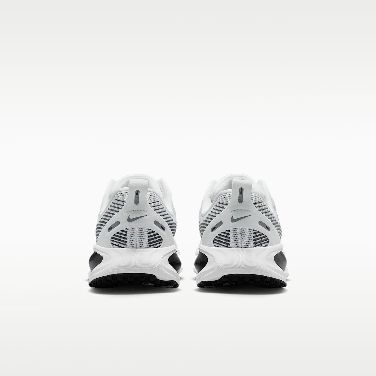 Nike Vomero 18 – Blanco cumbre/Negro/Blanco cáscara de huevo/Plata metalizado – vista 6