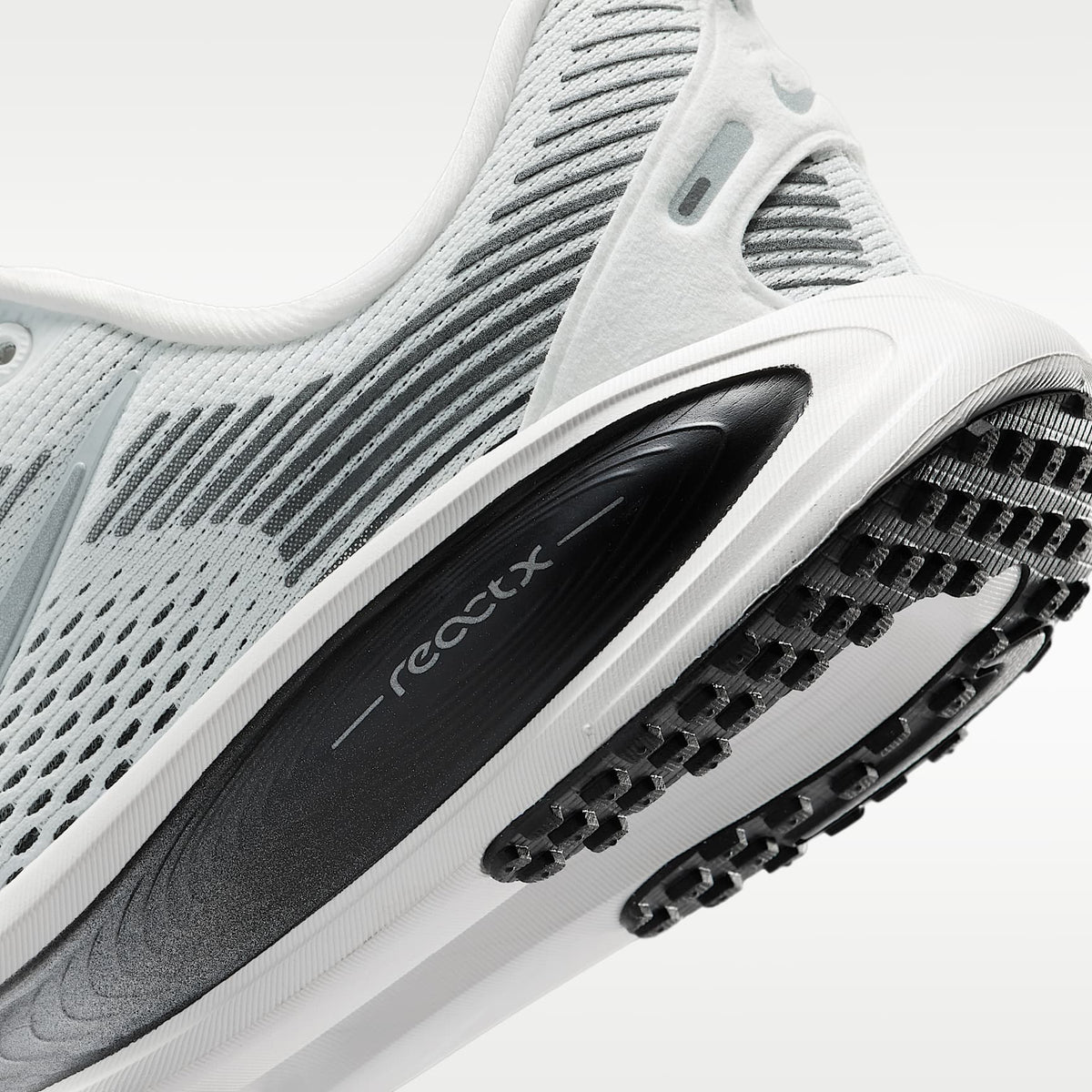 Nike Vomero 18 – Blanco cumbre/Negro/Blanco cáscara de huevo/Plata metalizado – vista 8
