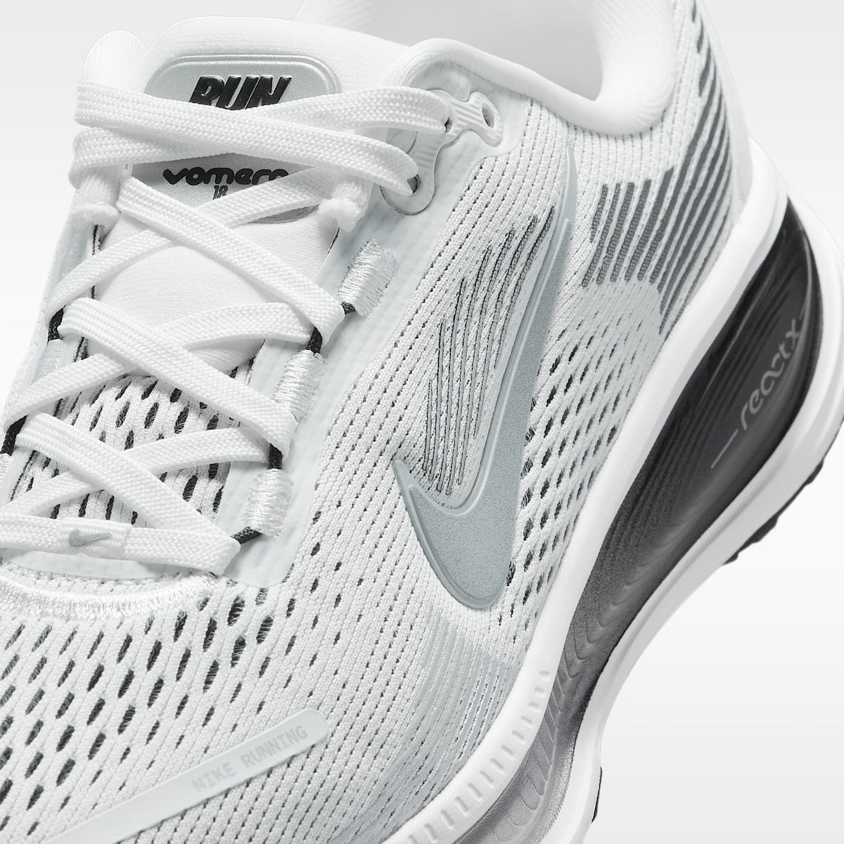 Nike Vomero 18 – Blanco cumbre/Negro/Blanco cáscara de huevo/Plata metalizado – vista 7