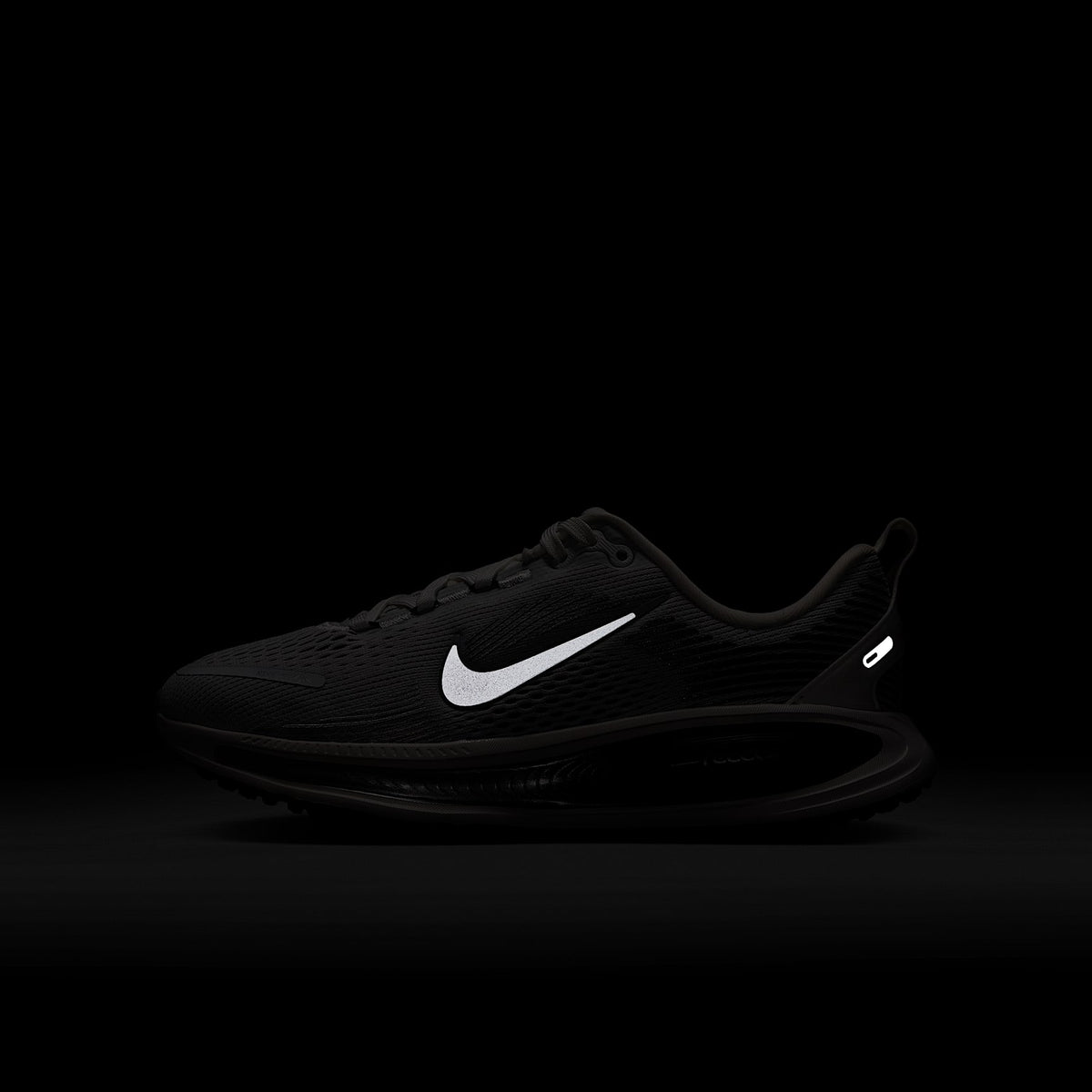 Nike Vomero 18 – Blanco cumbre/Negro/Blanco cáscara de huevo/Plata metalizado – vista 9