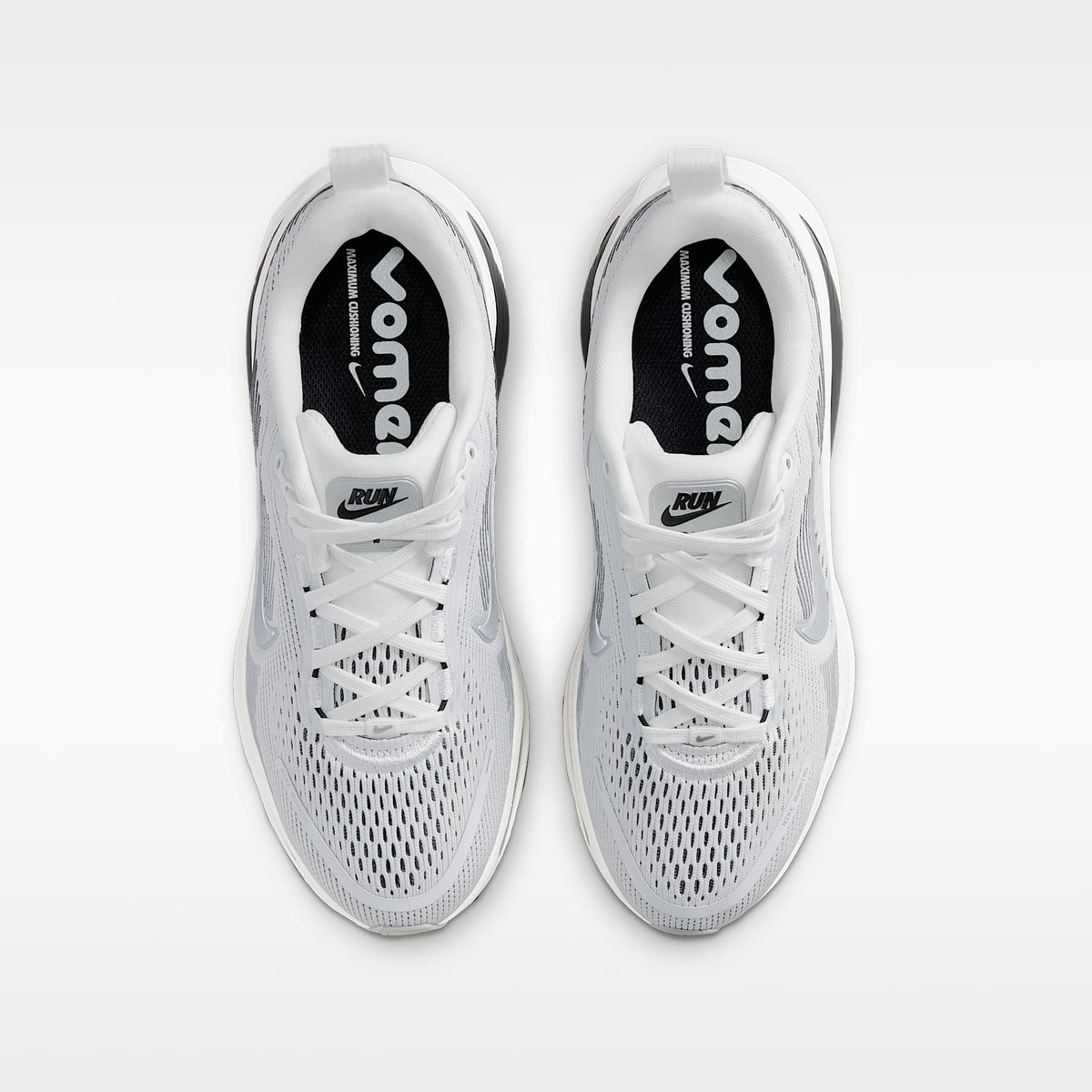 Nike Vomero 18 – Blanco cumbre/Negro/Blanco cáscara de huevo/Plata metalizado – vista 4