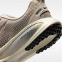 Nike Vomero 18 – Crema II/Leche de coco/Gris humo claro/Oro metalizado con textura – vista 8