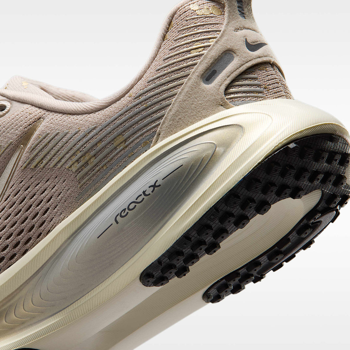 Nike Vomero 18 – Crema II/Leche de coco/Gris humo claro/Oro metalizado con textura – vista 8