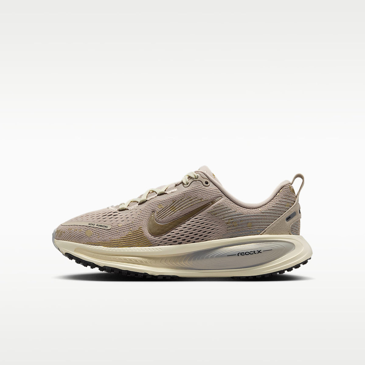 Nike Vomero 18 – Crema II/Leche de coco/Gris humo claro/Oro metalizado con textura – vista 1