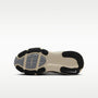 Nike Vomero 18 – Crema II/Leche de coco/Gris humo claro/Oro metalizado con textura – vista 2