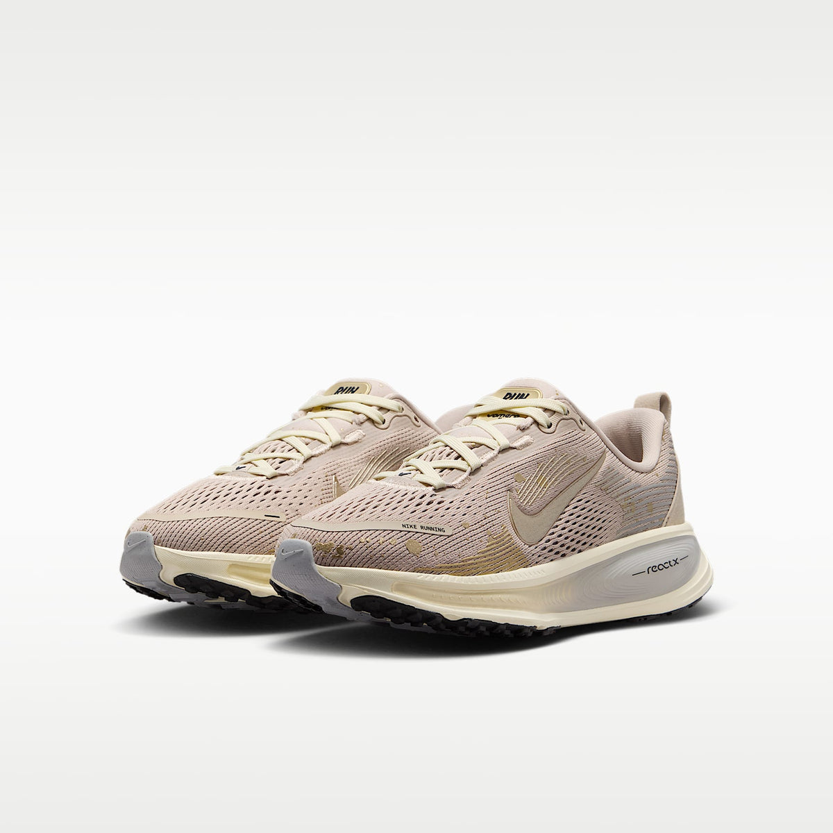Nike Vomero 18 – Crema II/Leche de coco/Gris humo claro/Oro metalizado con textura – vista 5