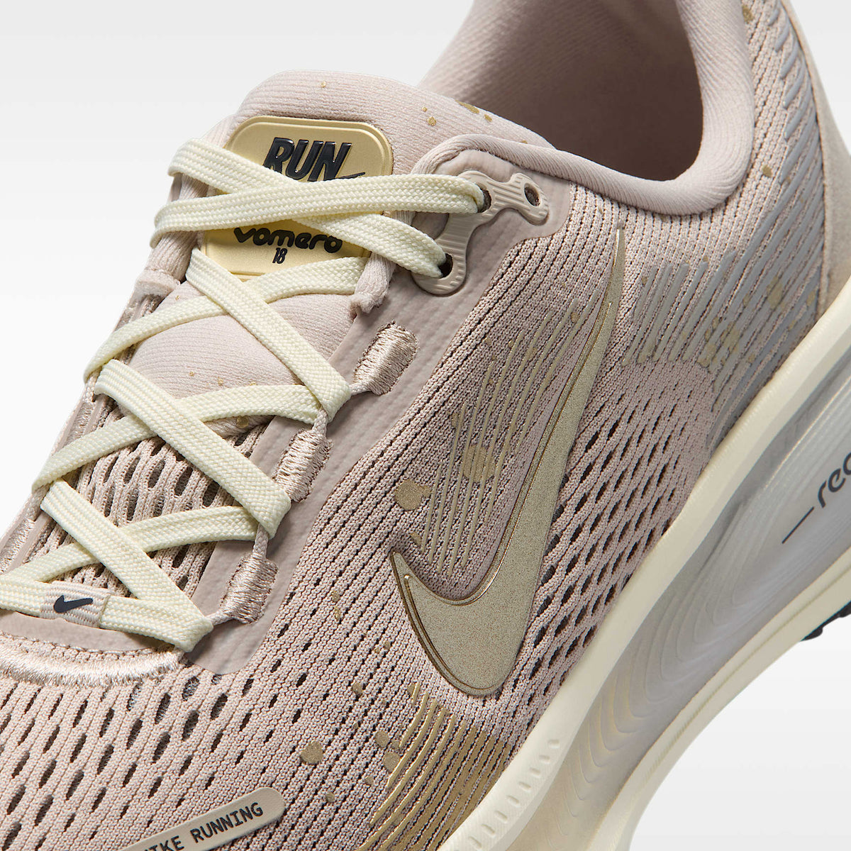 Nike Vomero 18 – Crema II/Leche de coco/Gris humo claro/Oro metalizado con textura – vista 7