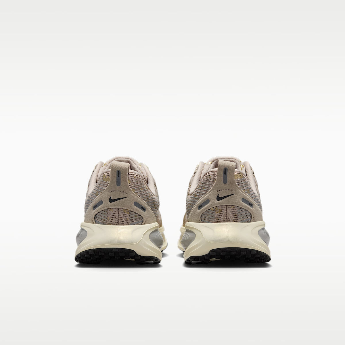 Nike Vomero 18 – Crema II/Leche de coco/Gris humo claro/Oro metalizado con textura – vista 6