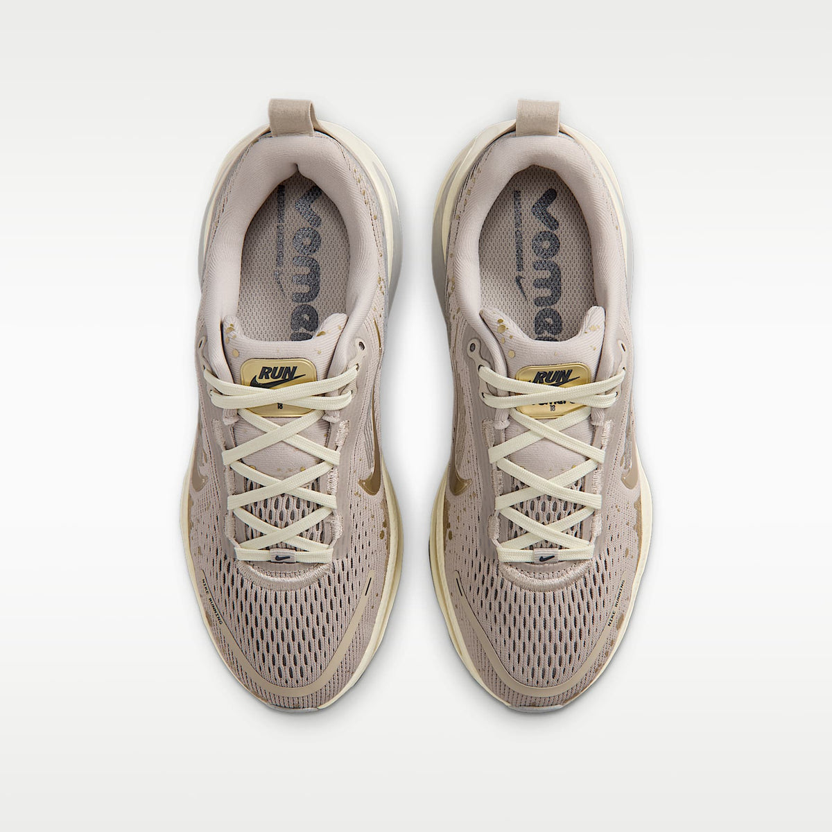 Nike Vomero 18 – Crema II/Leche de coco/Gris humo claro/Oro metalizado con textura – vista 4