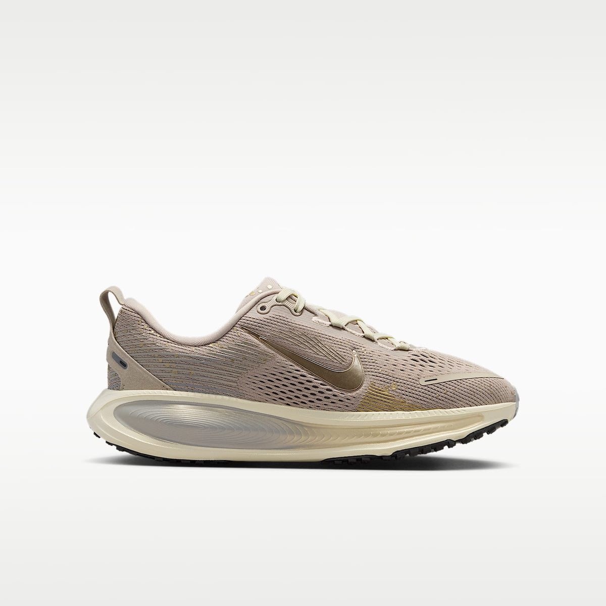 Nike Vomero 18 – Crema II/Leche de coco/Gris humo claro/Oro metalizado con textura – vista 3