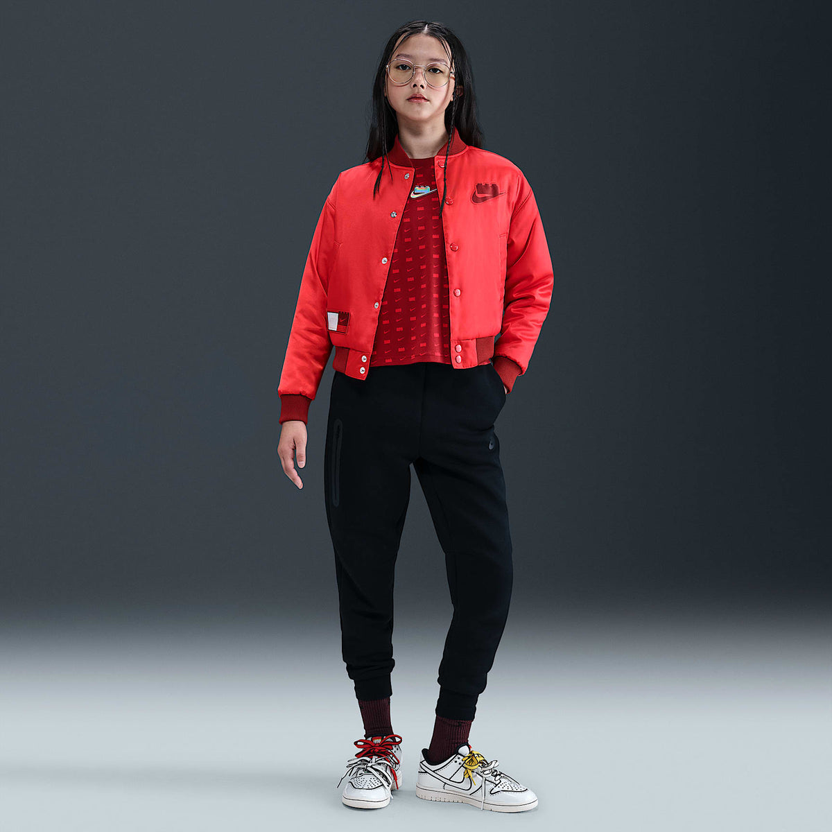 Chamarra de básquetbol para niño talla grande Nike x LEGO® Collection – Rojo enérgico/Cayena oscuro/Cayena oscuro – vista 6