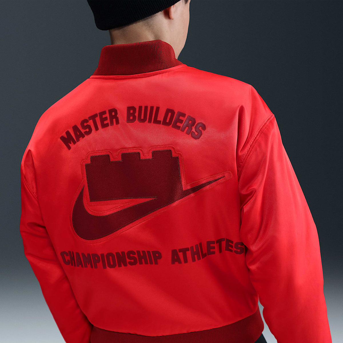 Chamarra de básquetbol para niño talla grande Nike x LEGO® Collection – Rojo enérgico/Cayena oscuro/Cayena oscuro – vista 5