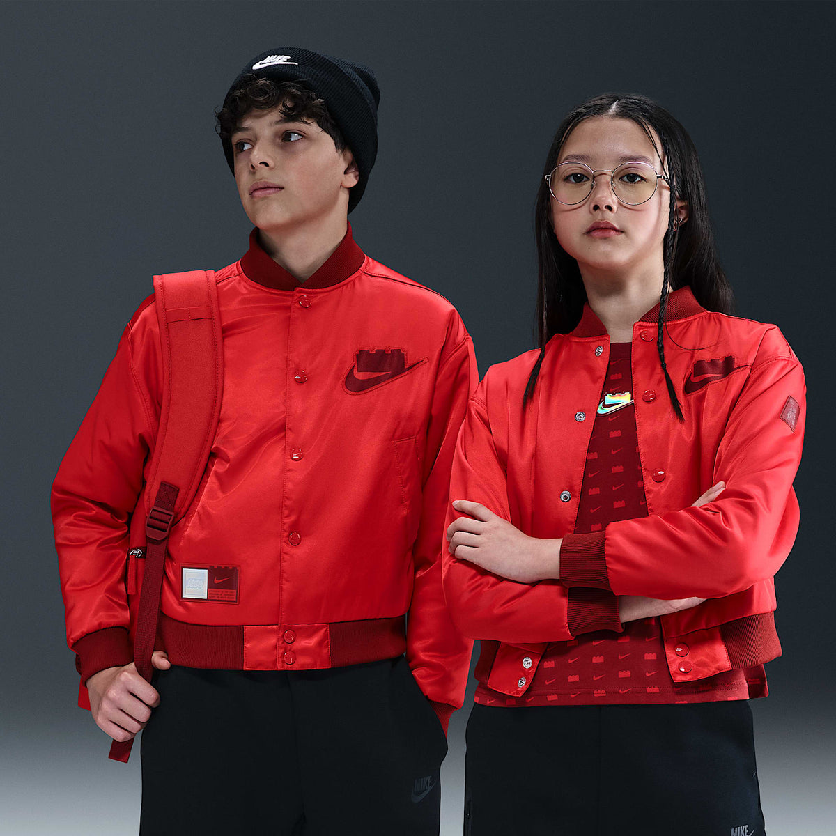 Chamarra de básquetbol para niño talla grande Nike x LEGO® Collection – Rojo enérgico/Cayena oscuro/Cayena oscuro – vista 1