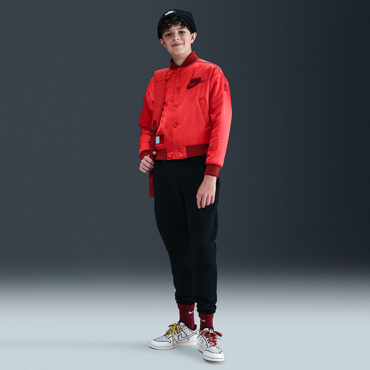 Chamarra de básquetbol para niño talla grande Nike x LEGO® Collection – Rojo enérgico/Cayena oscuro/Cayena oscuro – vista 7