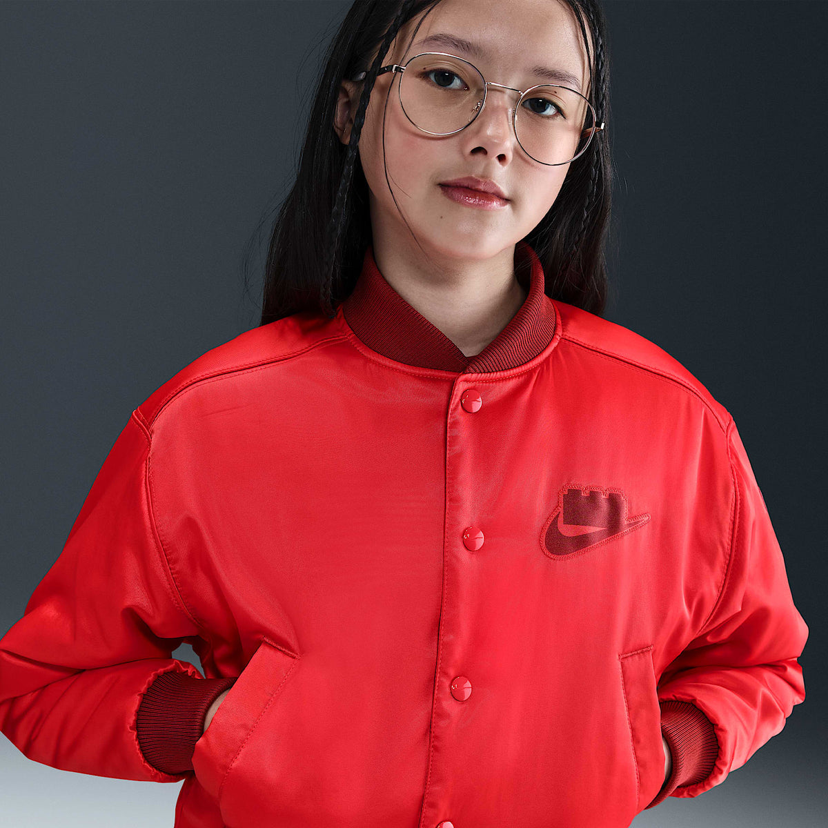 Chamarra de básquetbol para niño talla grande Nike x LEGO® Collection – Rojo enérgico/Cayena oscuro/Cayena oscuro – vista 2