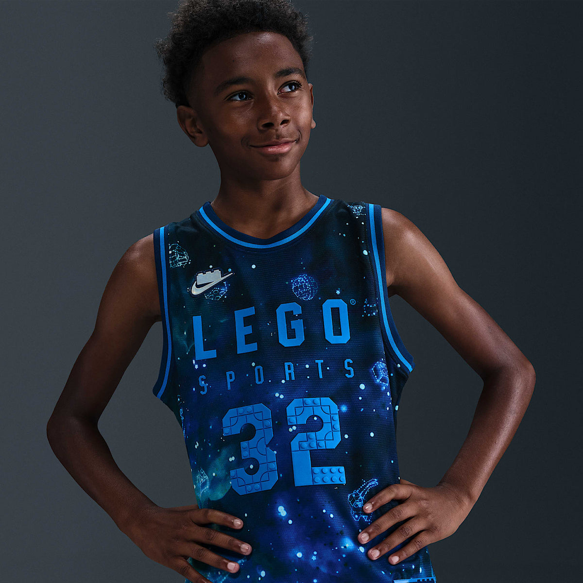 Jersey Dri-FIT para niños talla grande Nike x LEGO® Collection – Azul valiente/Cobalto motor/Cobalto motor – vista 3