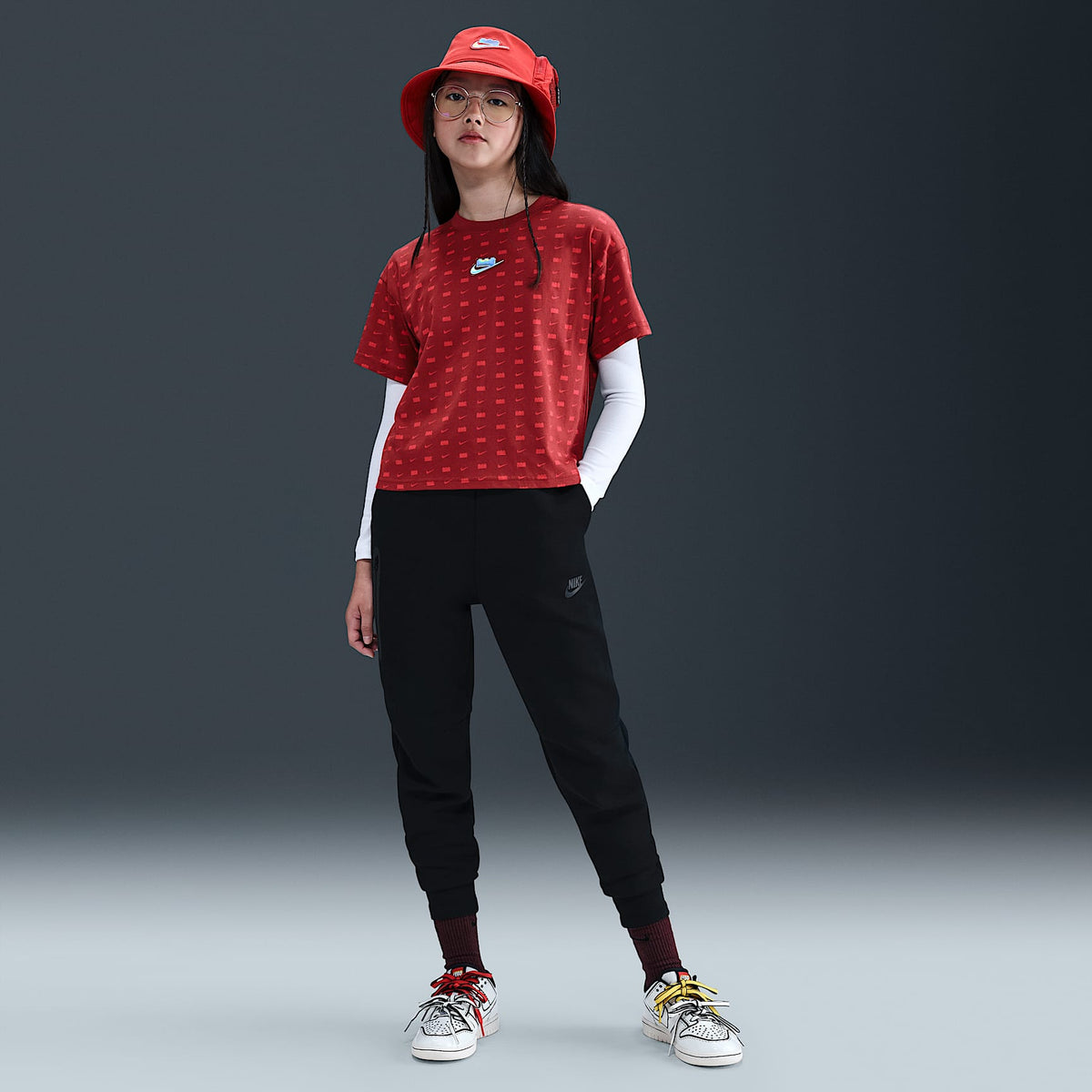 Playera cropped para niña Nike x LEGO® Collection – Cayena oscuro – vista 4