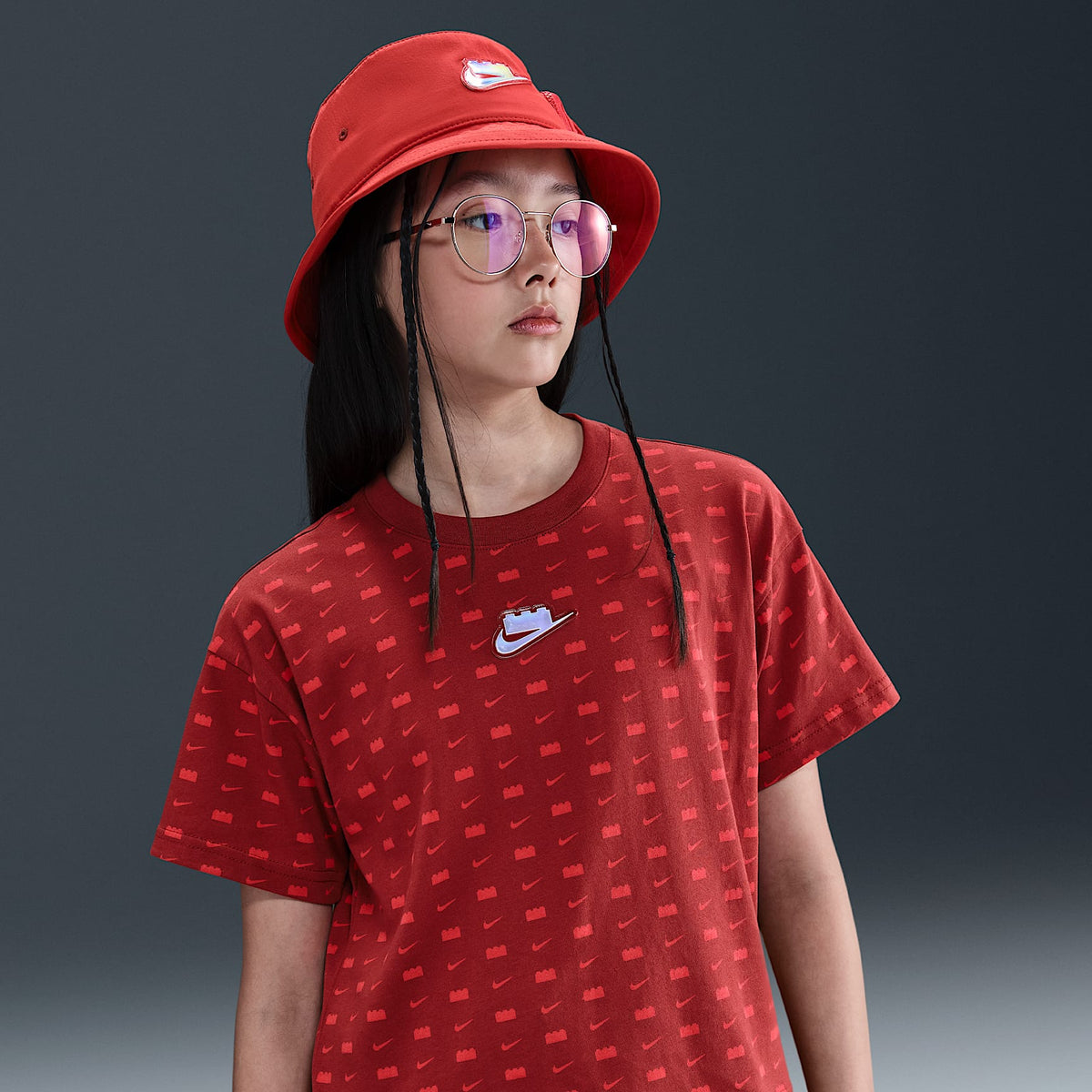 Playera cropped para niña Nike x LEGO® Collection – Cayena oscuro – vista 1