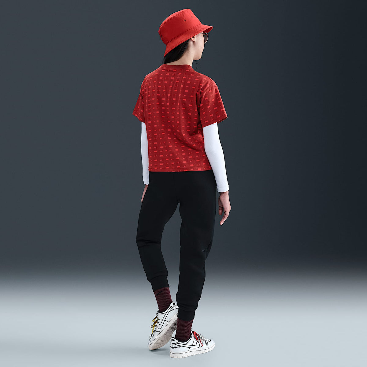 Playera cropped para niña Nike x LEGO® Collection – Cayena oscuro – vista 5
