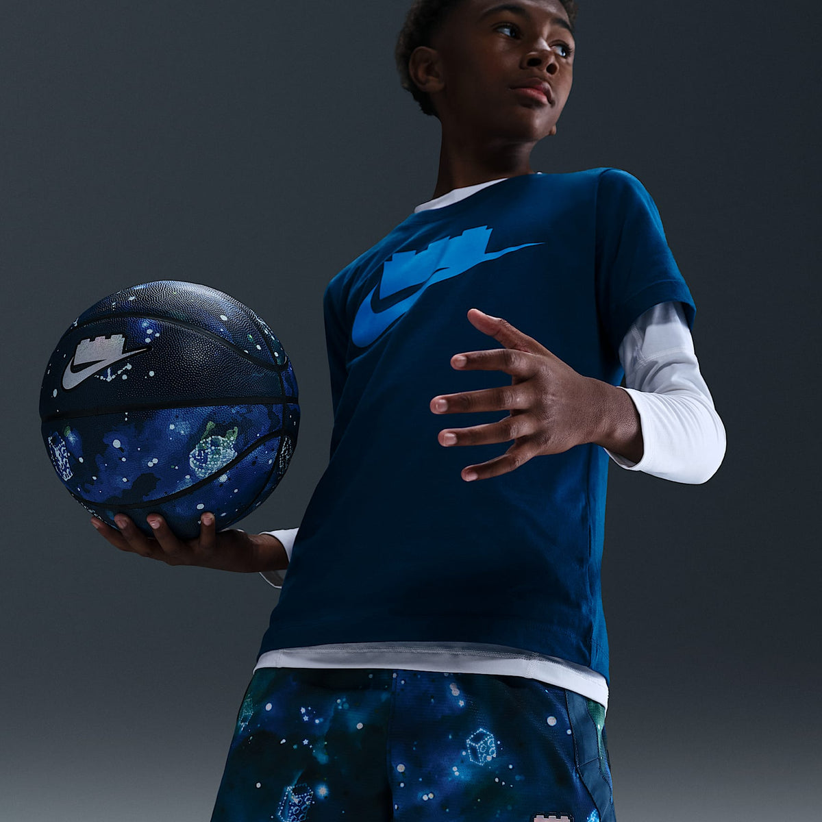 Shorts Dri-FIT Crossover para niños talla grande Nike x LEGO® Collection – Azul valiente/Azul valiente/Negro – vista 4