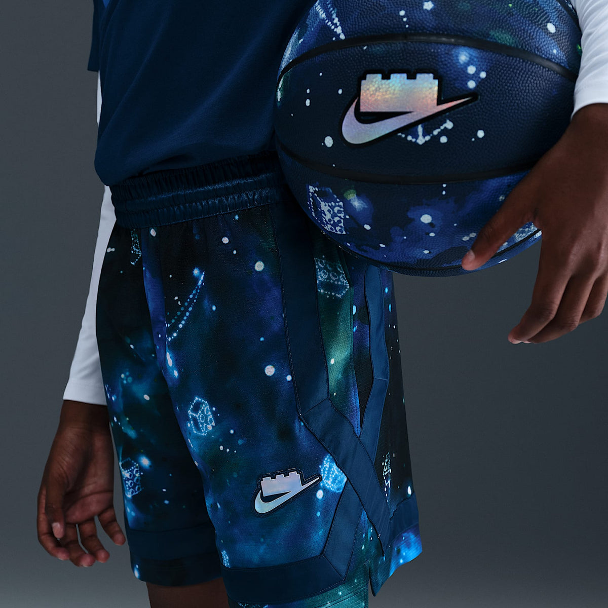 Shorts Dri-FIT Crossover para niños talla grande Nike x LEGO® Collection – Azul valiente/Azul valiente/Negro – vista 2