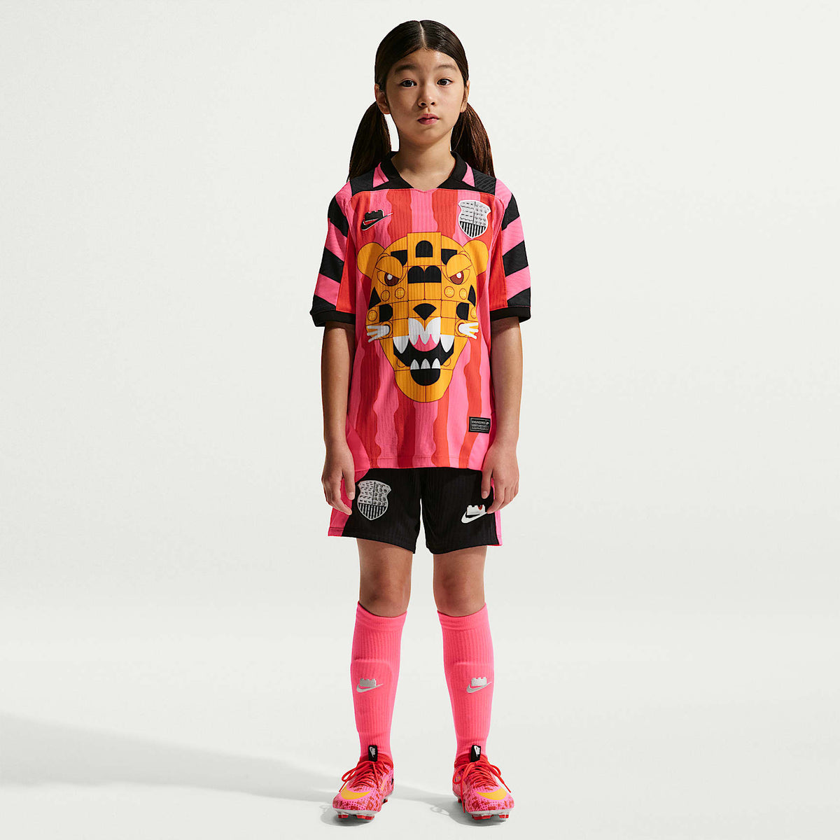 Jersey de futbol Aero-FIT para niños talla grande Nike x LEGO® Collection – Hiperrosa/Rojo enérgico/Negro – vista 6