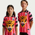 Jersey de futbol Aero-FIT para niños talla grande Nike x LEGO® Collection – Hiperrosa/Rojo enérgico/Negro – vista 1