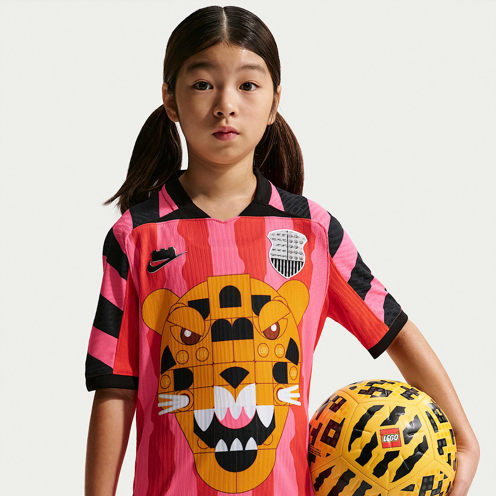 Jersey de futbol Aero-FIT para niños talla grande Nike x LEGO® Collection – Hiperrosa/Rojo enérgico/Negro – vista 2