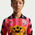 Jersey de futbol Aero-FIT para niños talla grande Nike x LEGO® Collection – Hiperrosa/Rojo enérgico/Negro – vista 3