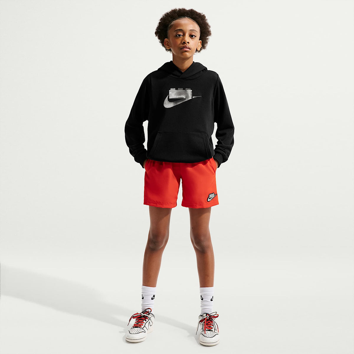 Sudadera con gorro para niños de talla grande Nike x LEGO® Collection – Negro/Gris humo – vista 6