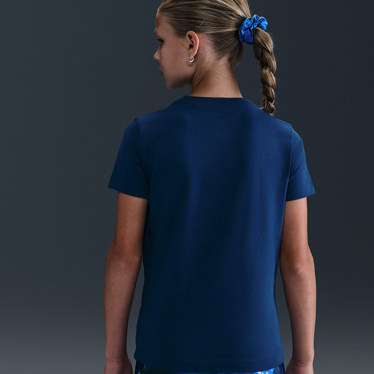 Playera con logotipo para niños talla grande Nike x LEGO® Collection – Azul valiente – vista 4