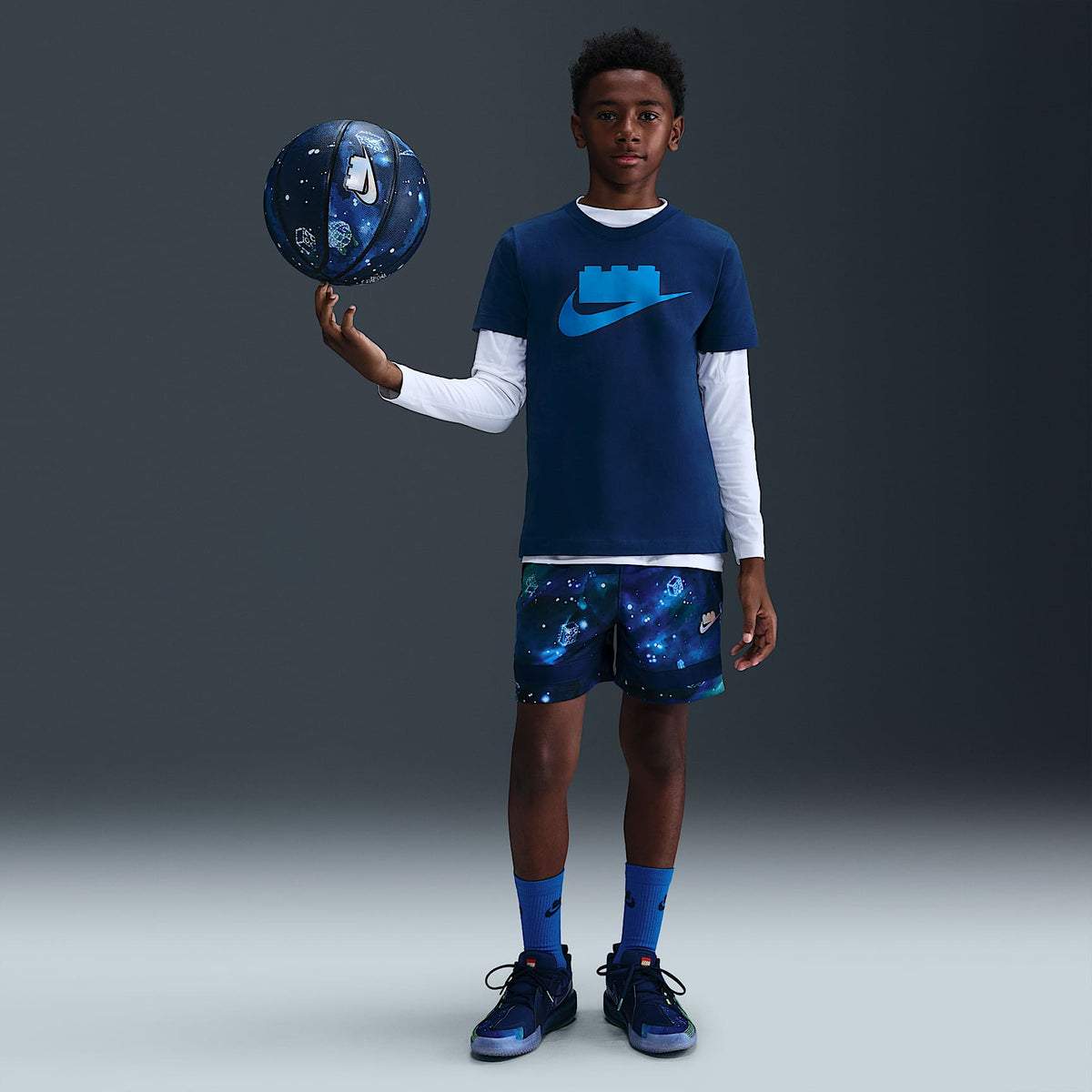Playera con logotipo para niños talla grande Nike x LEGO® Collection – Azul valiente – vista 7