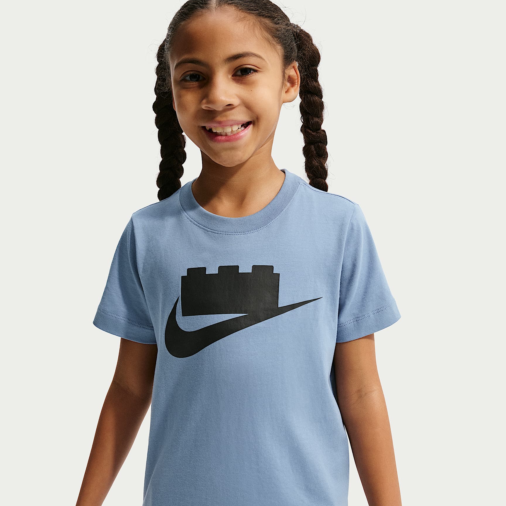 Playera con logotipo para niños talla grande Nike x LEGO® Collection – Azul de trabajo – vista 2