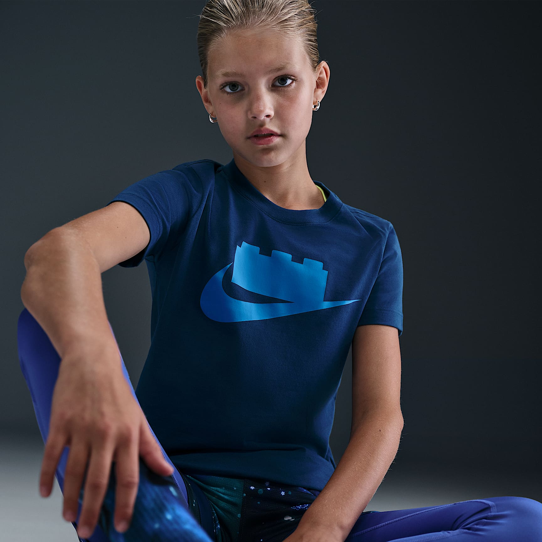 Playera con logotipo para niños talla grande Nike x LEGO® Collection – Azul valiente – vista 2