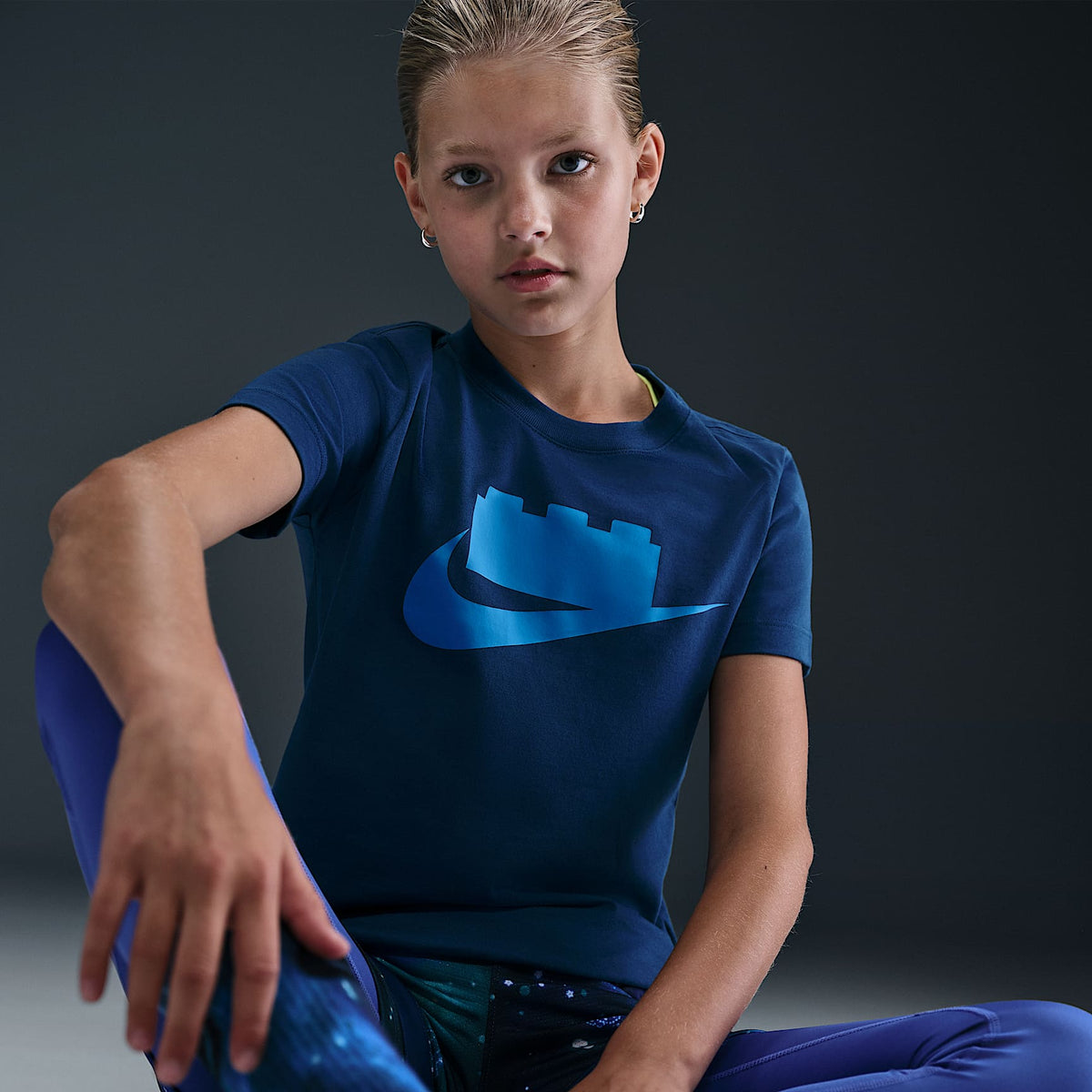 Playera con logotipo para niños talla grande Nike x LEGO® Collection – Azul valiente – vista 2